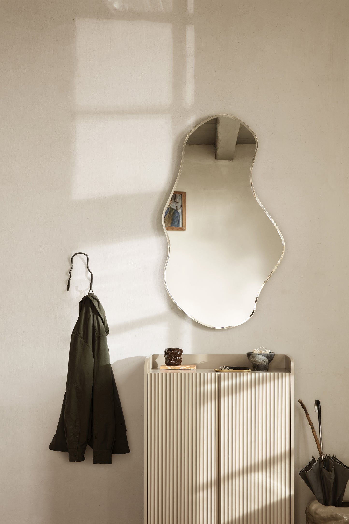 Ferm Living Pond spiegel large Dark Chrome