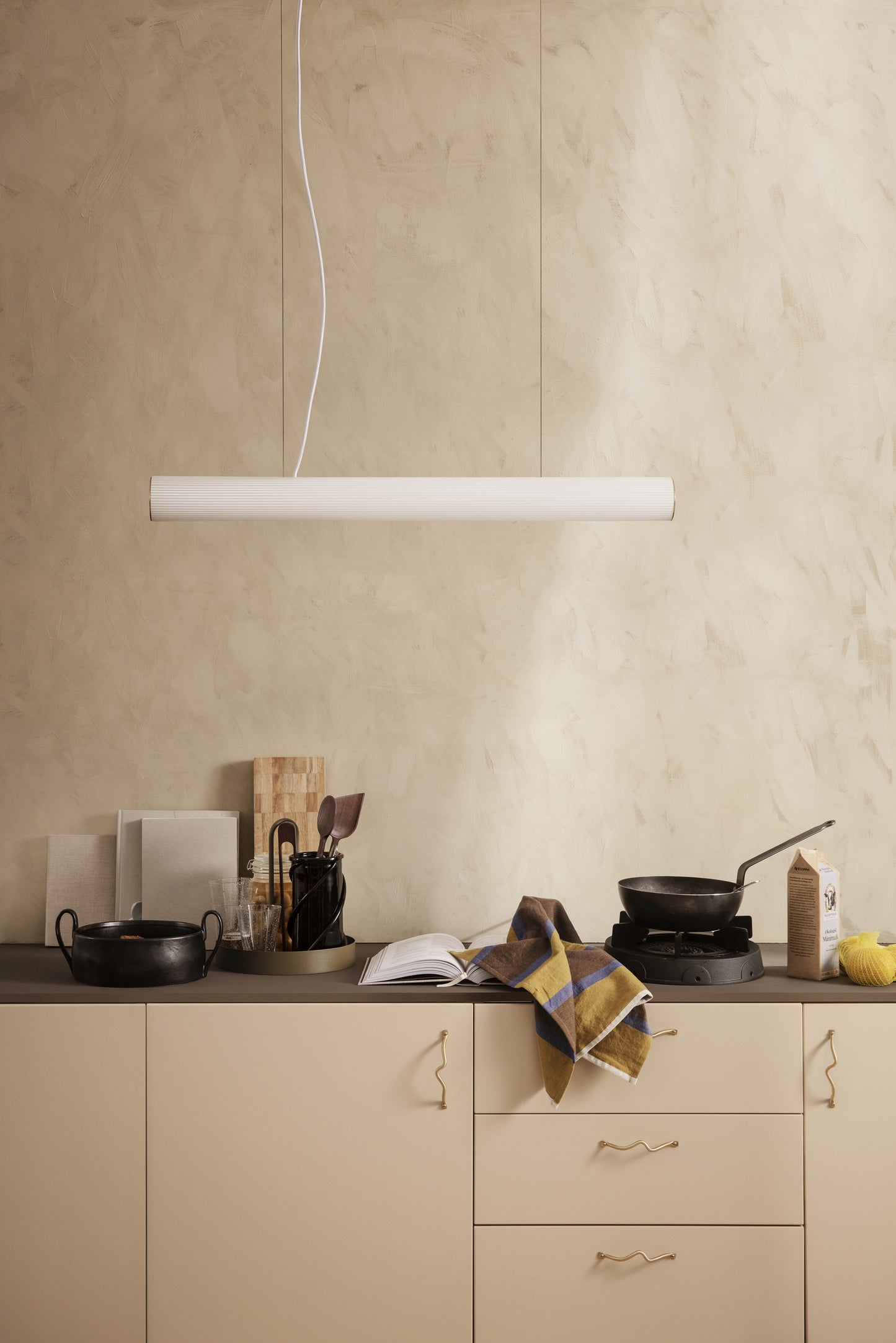 Ferm Living Vuelta 100 hanglamp White / Brass