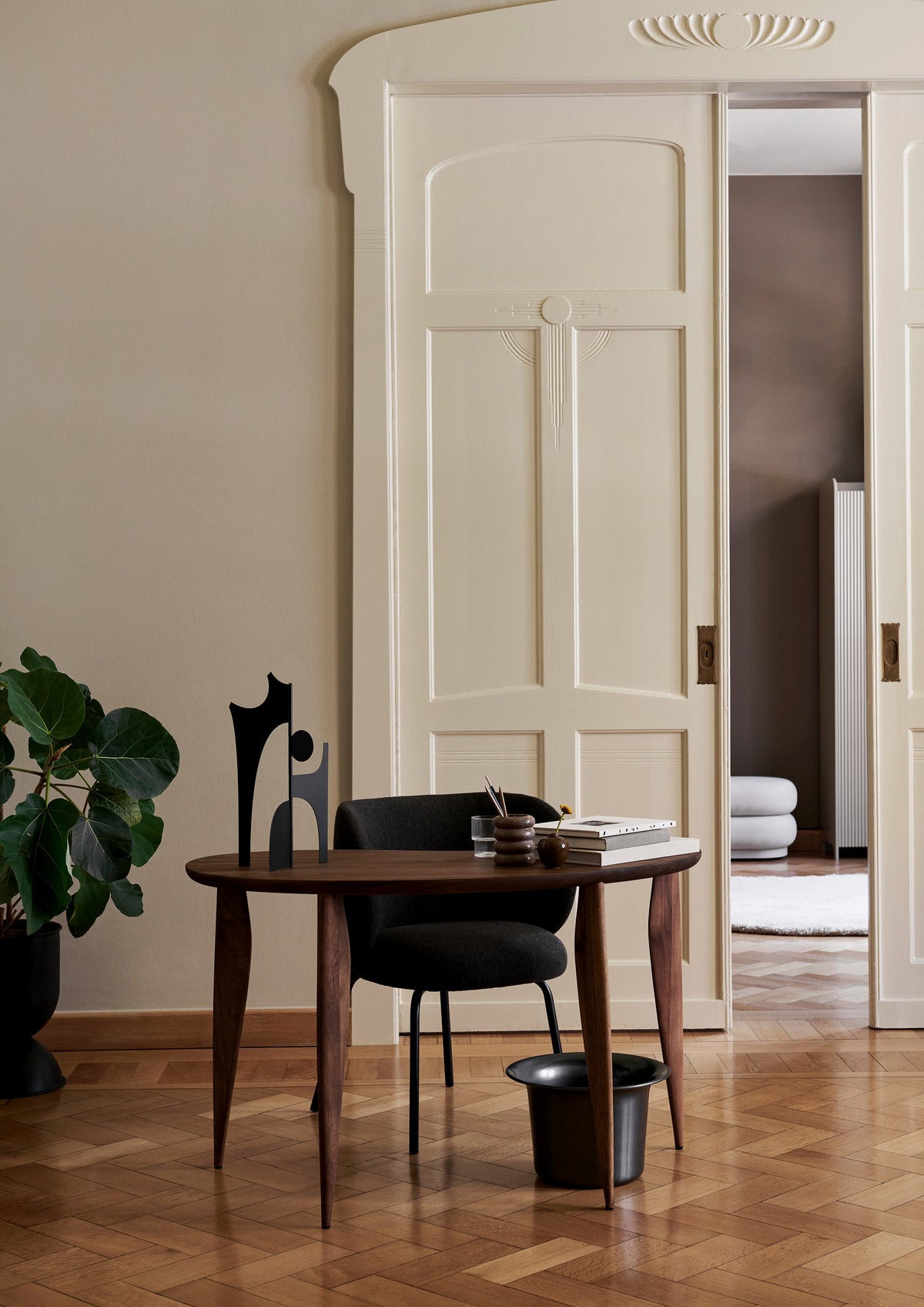 Ferm Living Rico armstoel Hallingdal Dark Grey/Brown vierpoot zwart