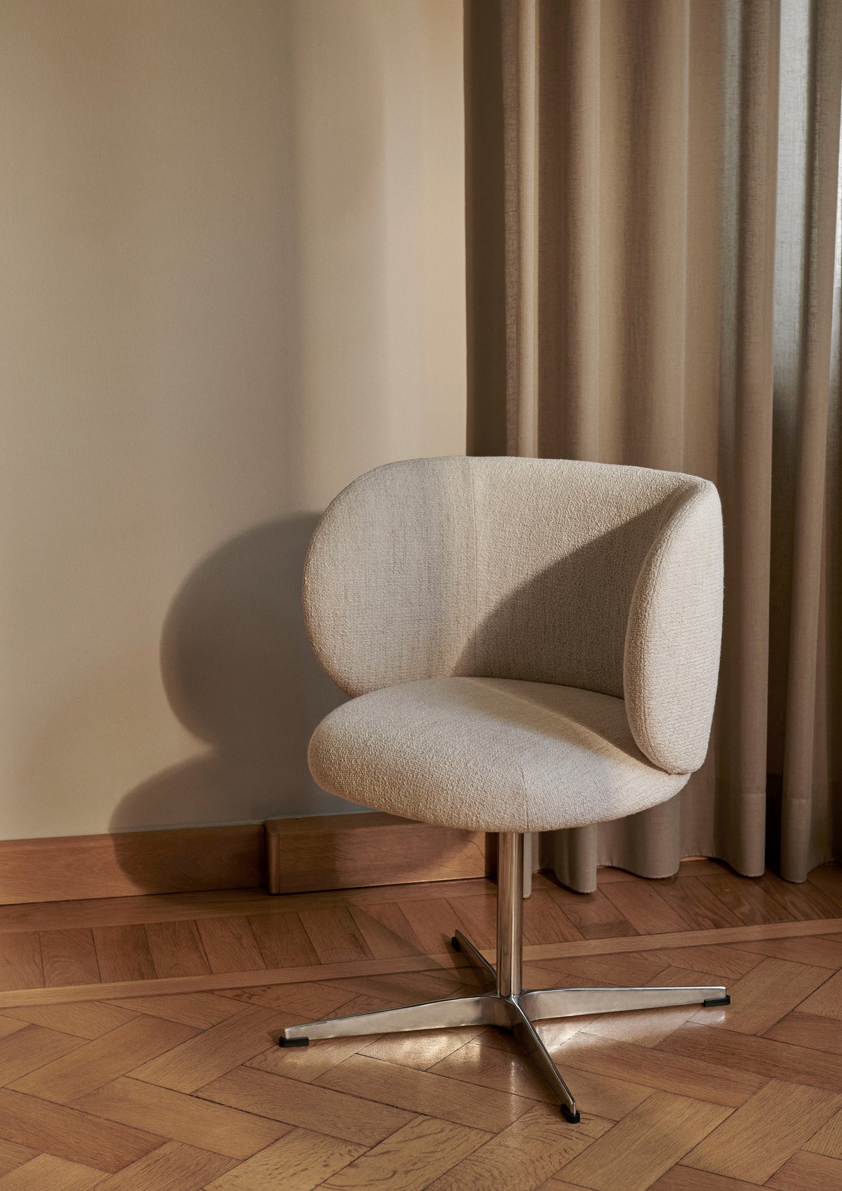 Ferm Living Rico armstoel Rich Velvet Honey swivel chroom