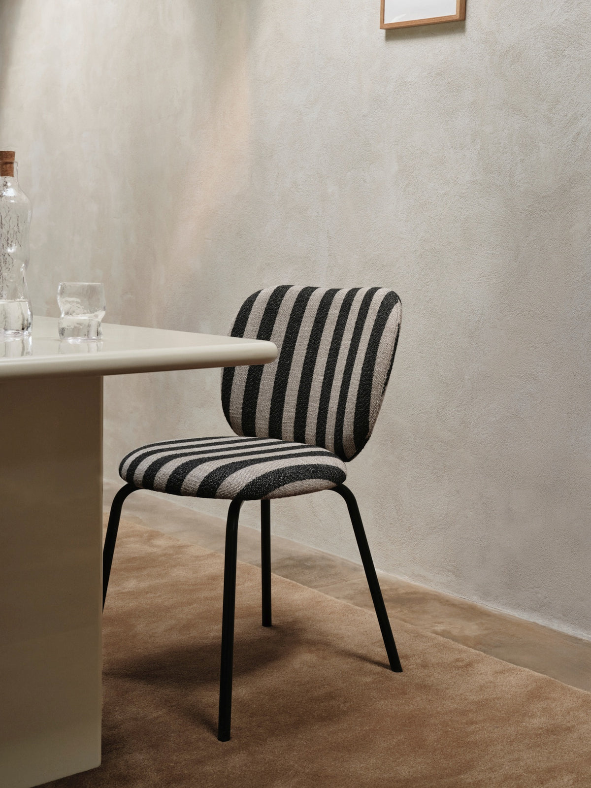 Ferm Living Rico eetkamerstoel Louisiana Sand/Off-White vierpoot zwart