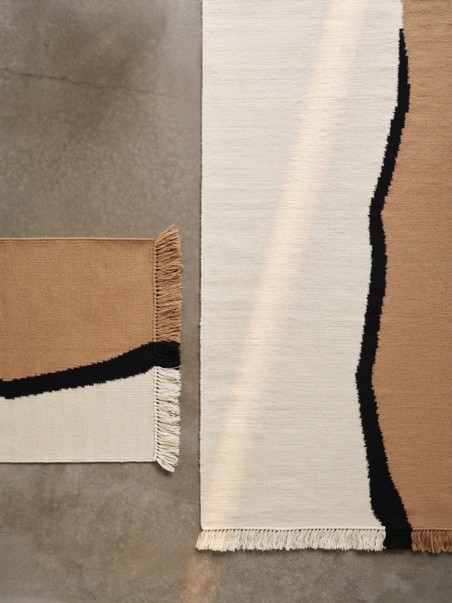 Ferm Living Soil Kelim vloerkleed Dark Sand/Off-white