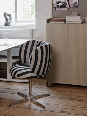 Ferm Living Rico armstoel Louisiana Sand/Black swivel chroom