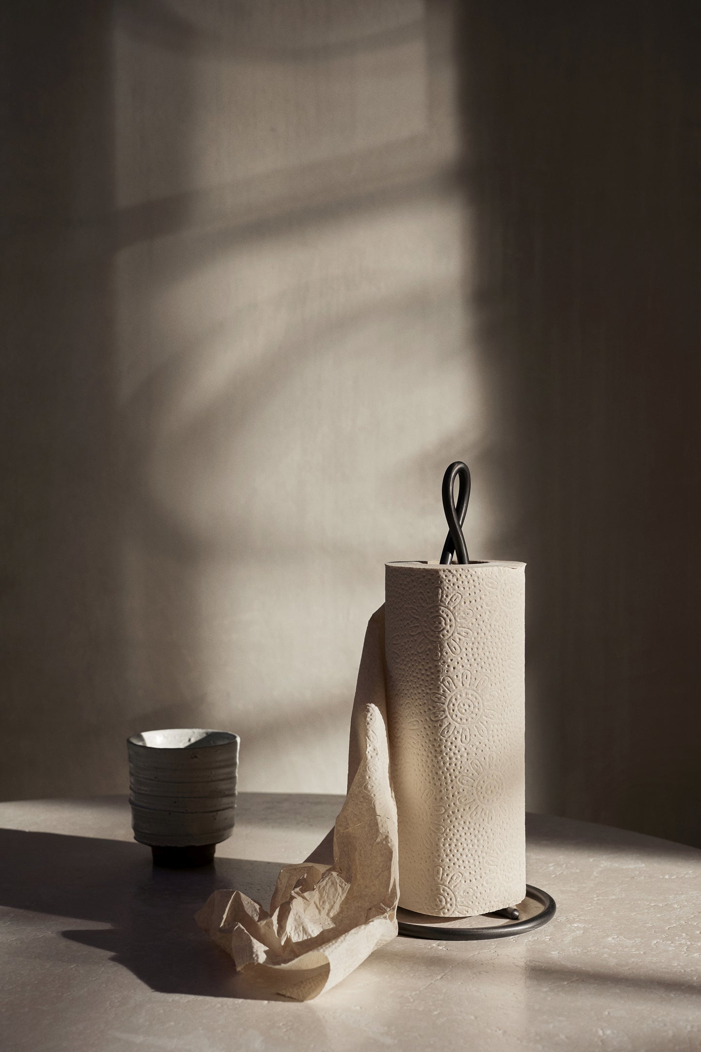 Ferm Living Curvature keukenrolhouder Black Brass