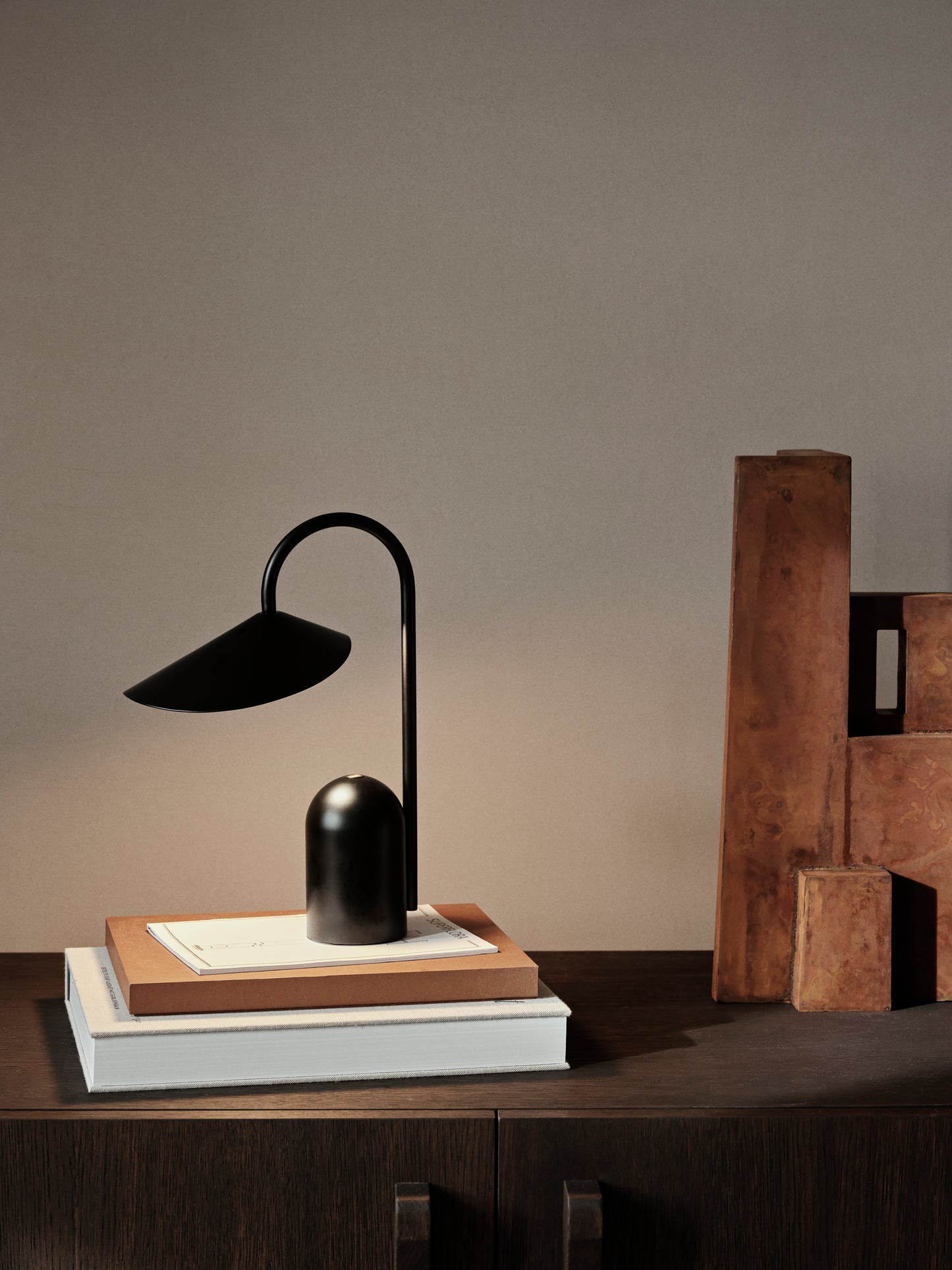 Ferm Living Arum tafellamp Zwart