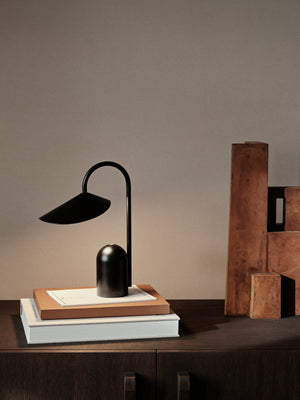 Ferm Living Arum tafellamp Zwart