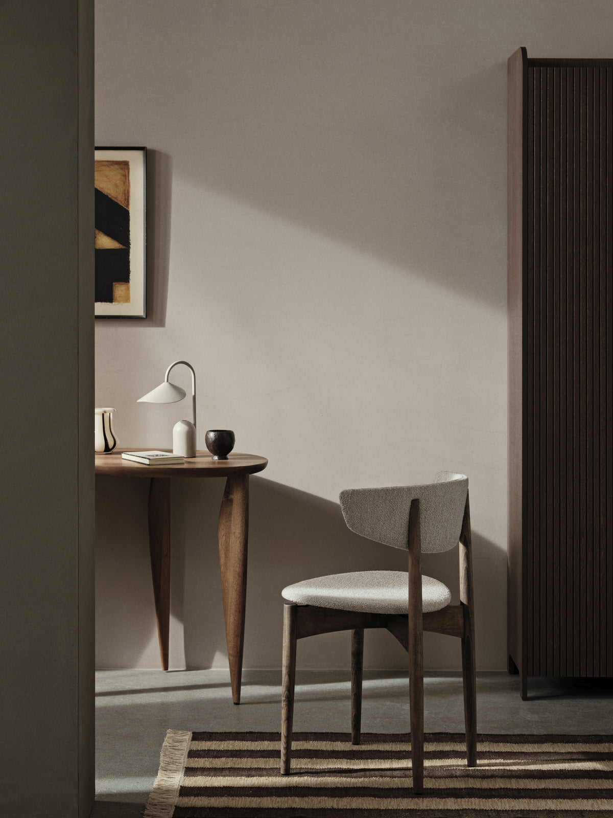 Ferm Living Herman eetkamerstoel Soft Bouclé Natural poot dark stained