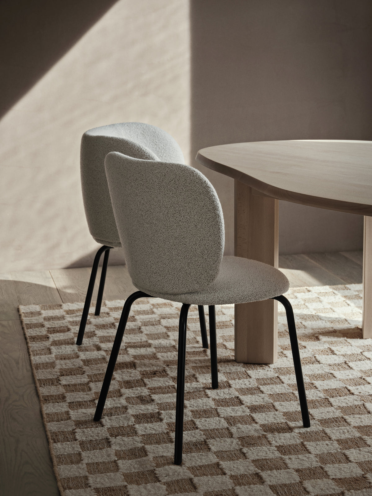 Ferm Living Rico eetkamerstoel Louisiana Sand/Black vierpoot zwart