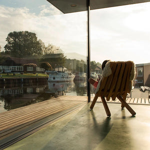 Weltevree Fieldchair Larch loungestoel met bruin schapenvacht