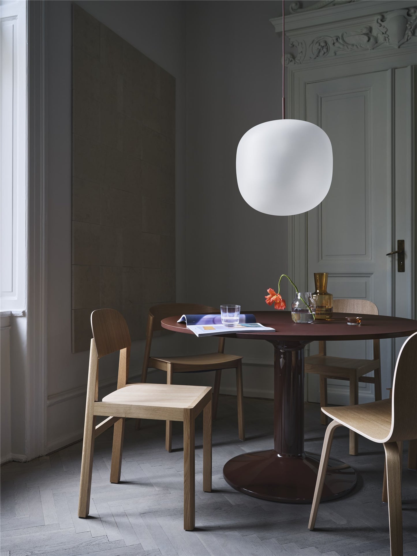 Muuto Midst eettafel rond Ø120 cm Dark Oiled Oak/Dark Red