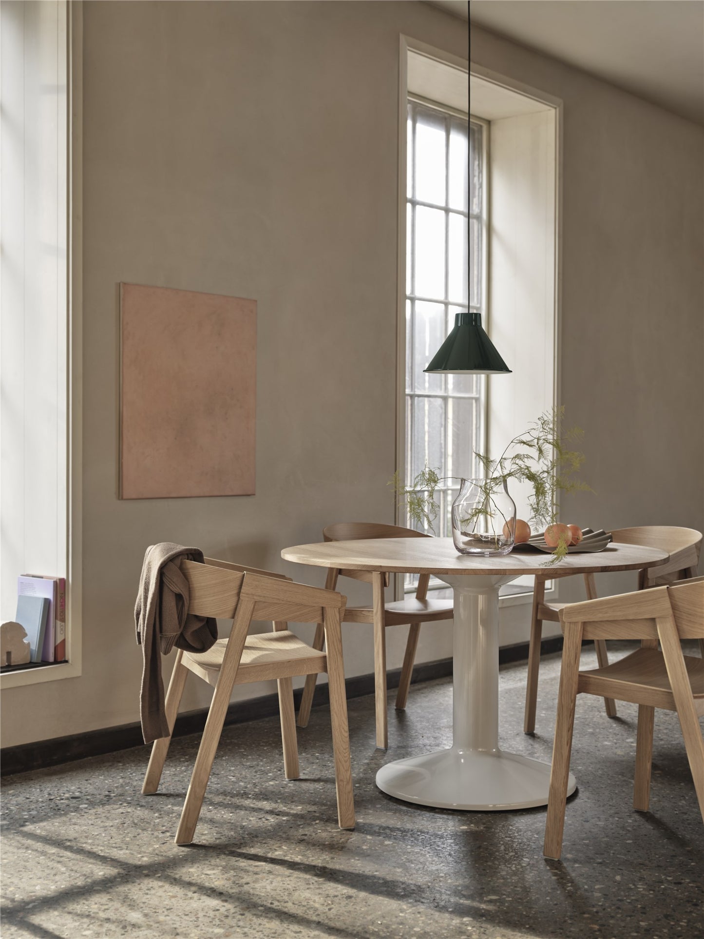Muuto Midst eettafel rond Ø140 cm Dark Oiled Oak/Grey