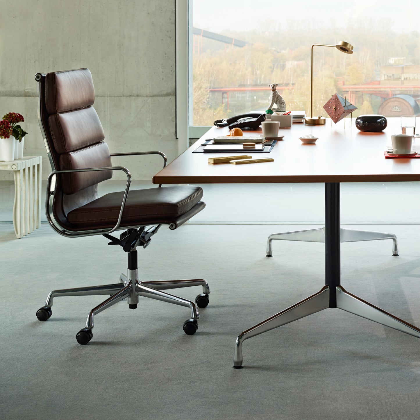 Vitra Soft Pad EA 219 bureaustoel draaibaar Premium Leather Nero