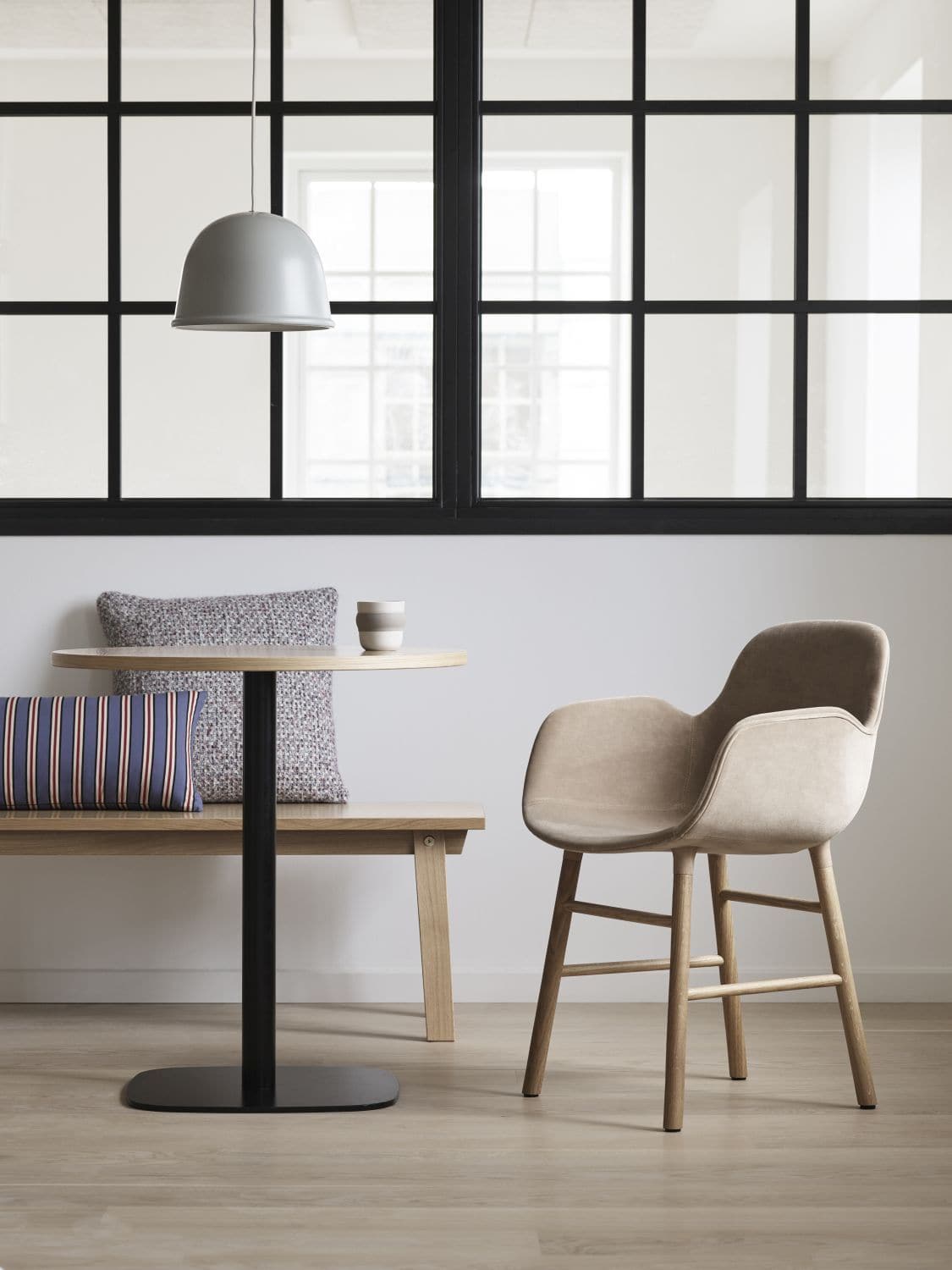 Normann Copenhagen Form armstoel White vierpoot zwart eikenhout
