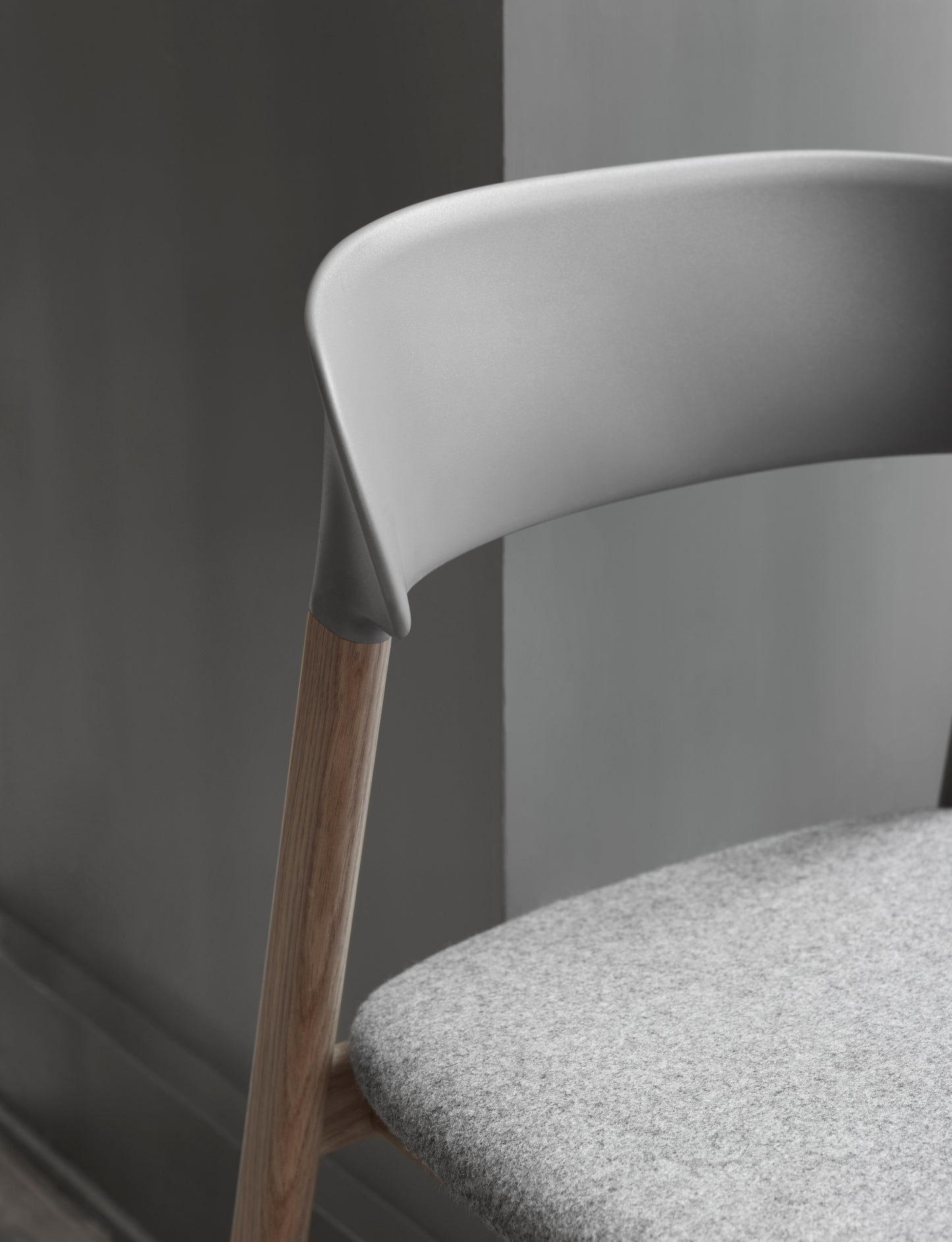 Normann Copenhagen Herit armstoel Dusty Green leder Spectrum Agave donker eiken