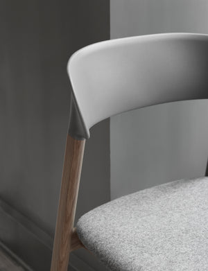 Normann Copenhagen Herit armstoel Dusty Green leder Spectrum Agave donker eiken