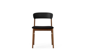 Normann Copenhagen Herit eetkamerstoel Black gestoffeerd Synergy Seek donker eiken
