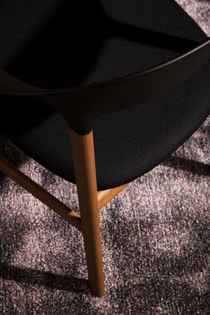 Normann Copenhagen Herit eetkamerstoel Black leder Spectrum Black donker eiken