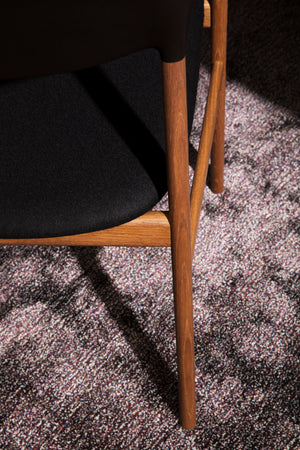 Normann Copenhagen Herit eetkamerstoel Black gestoffeerd Synergy Seek donker eiken