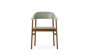 Normann Copenhagen Herit armstoel Dusty Green leder Spectrum Agave donker eiken