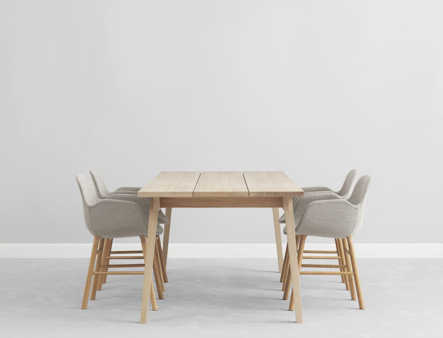 Normann Copenhagen Form armstoel White vierpoot zwart eikenhout
