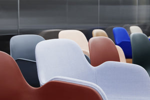 Normann Copenhagen Form armstoel White vierpoot zwart eikenhout