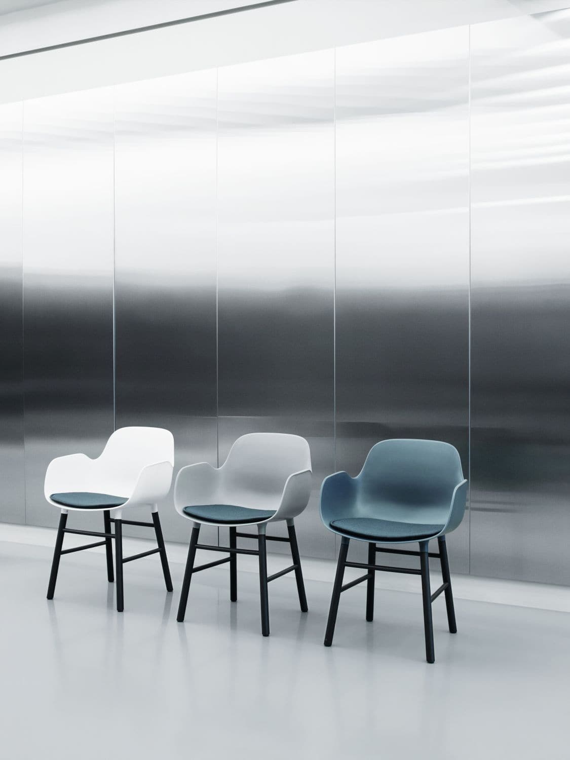 Normann Copenhagen Form armstoel White vierpoot zwart eikenhout