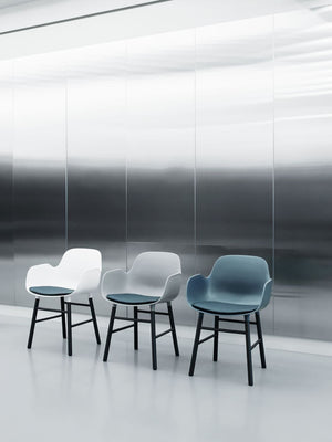 Normann Copenhagen Form armstoel White vierpoot zwart eikenhout