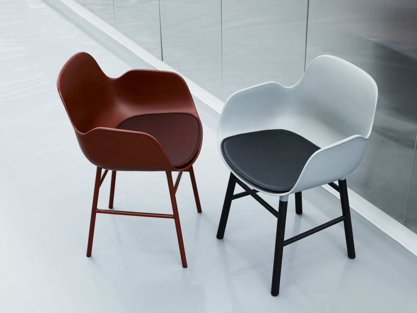 Normann Copenhagen Form armstoel White vierpoot zwart eikenhout