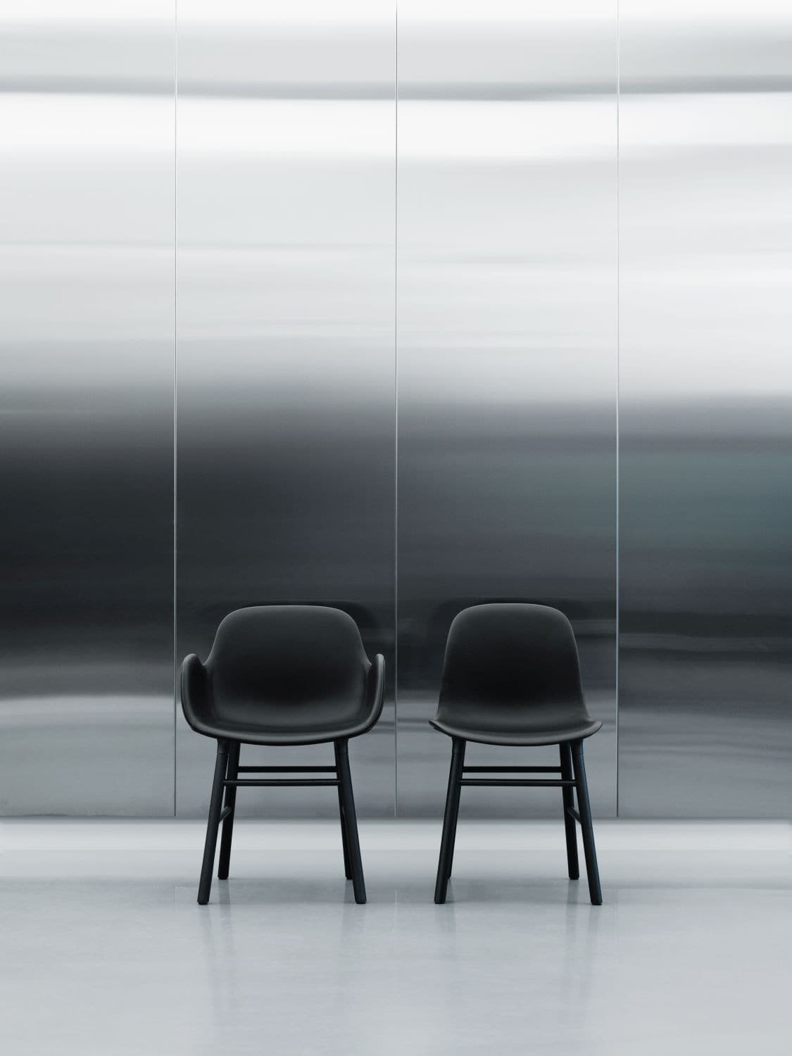 Normann Copenhagen Form armstoel White vierpoot zwart eikenhout
