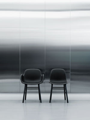 Normann Copenhagen Form armstoel White vierpoot zwart eikenhout