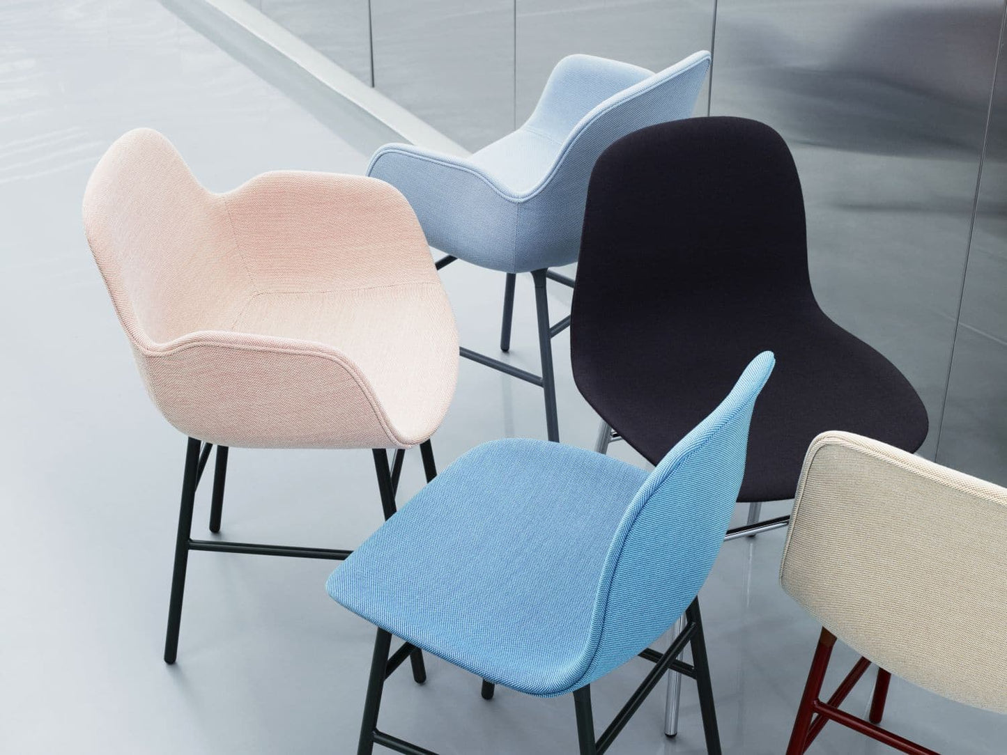 Normann Copenhagen Form armstoel White vierpoot zwart eikenhout