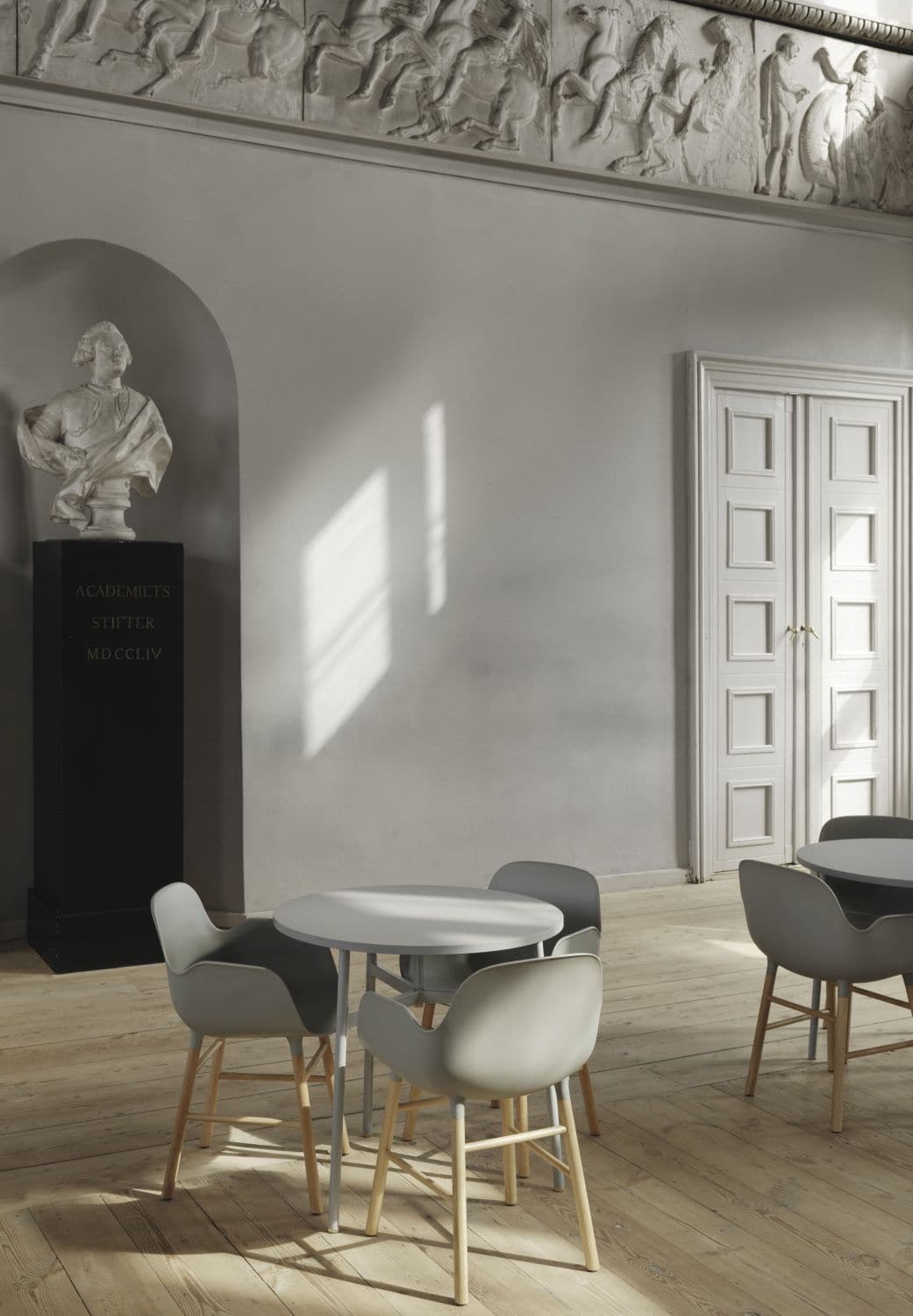 Normann Copenhagen Form armstoel White vierpoot zwart eikenhout