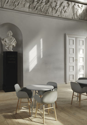 Normann Copenhagen Form armstoel White vierpoot zwart eikenhout