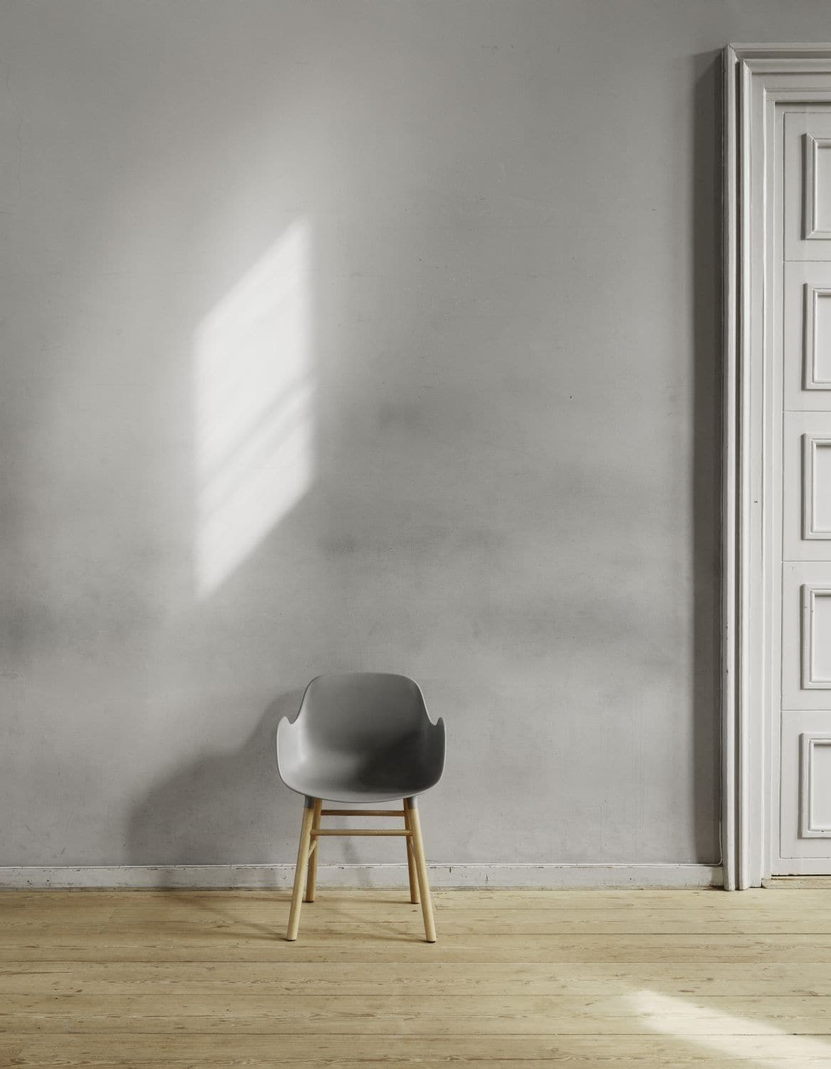 Normann Copenhagen Form armstoel White vierpoot zwart eikenhout
