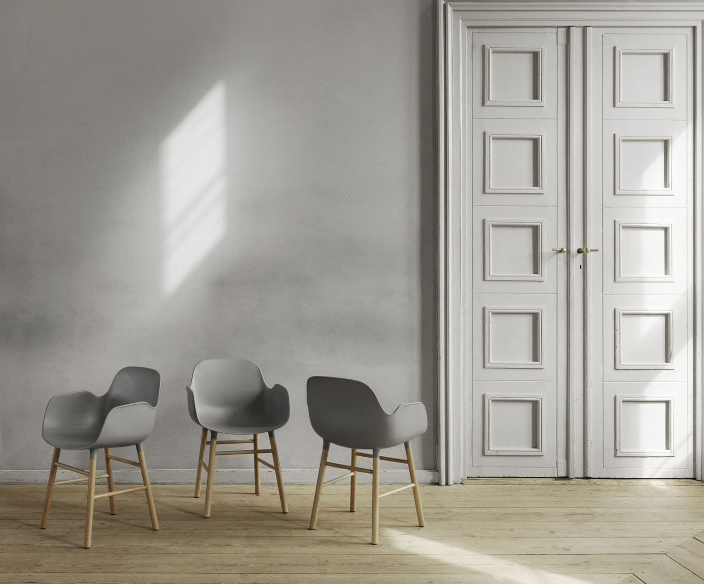Normann Copenhagen Form armstoel White vierpoot zwart eikenhout