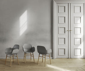 Normann Copenhagen Form armstoel White vierpoot zwart eikenhout