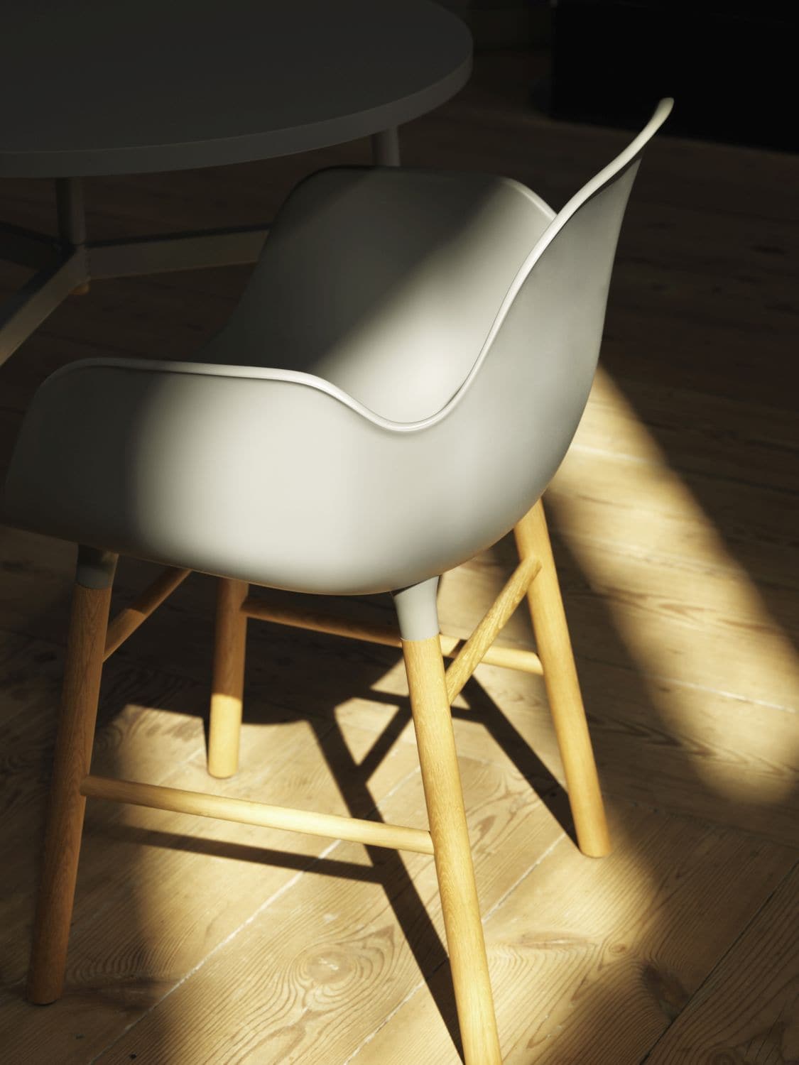 Normann Copenhagen Form armstoel White vierpoot zwart eikenhout