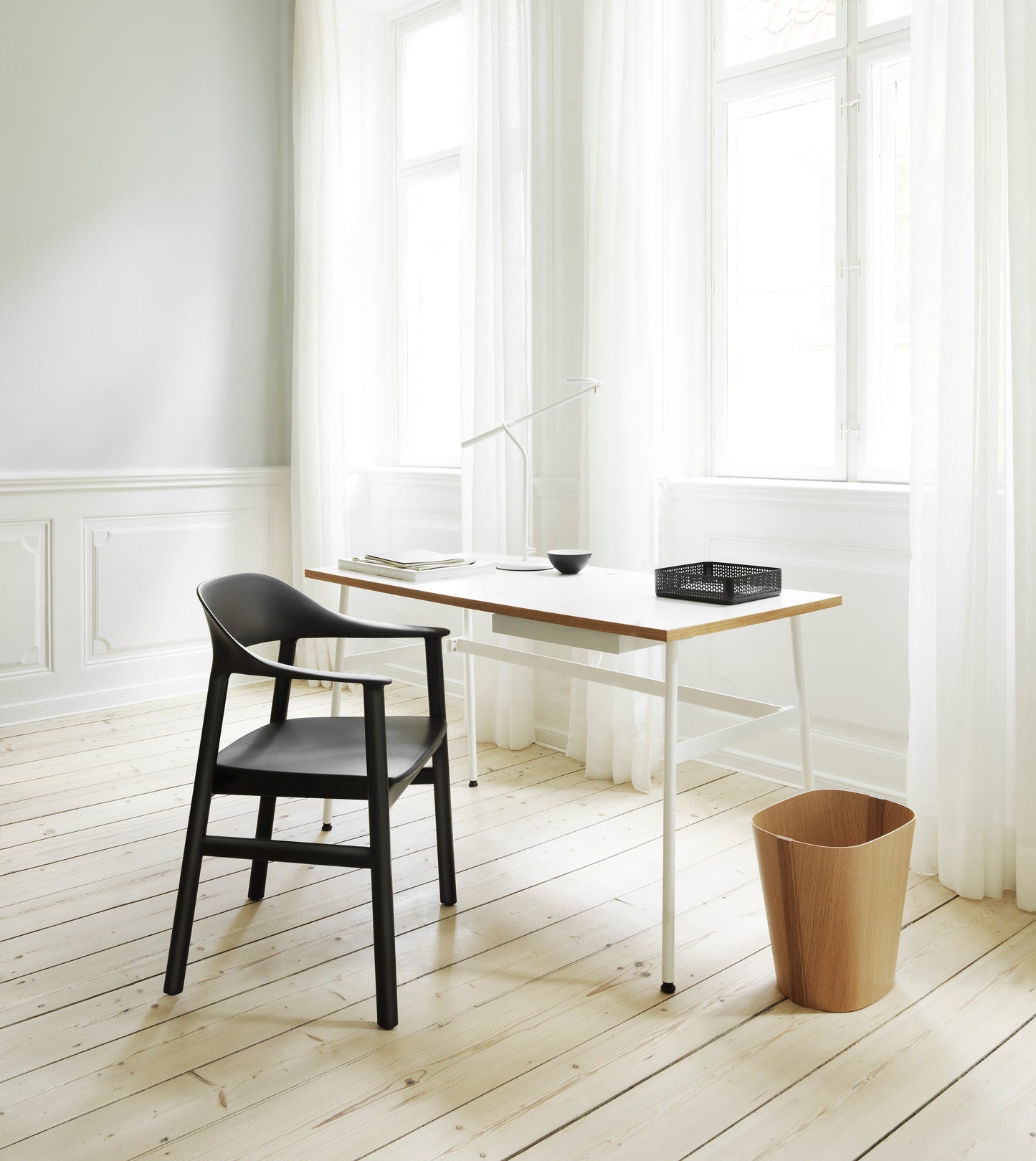 Normann Copenhagen Herit eetkamerstoel Black gestoffeerd Synergy Seek donker eiken