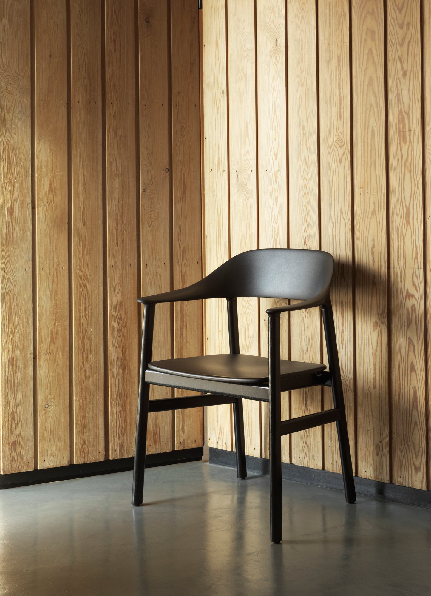Normann Copenhagen Herit armstoel Dusty Green leder Spectrum Agave donker eiken
