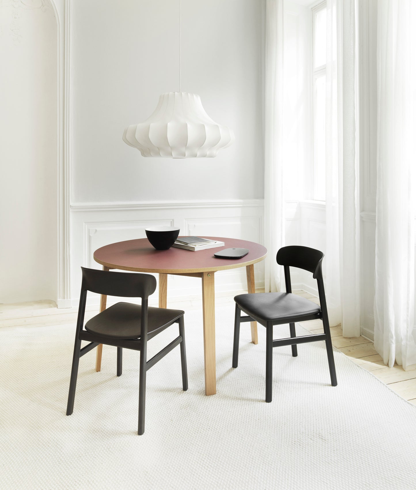 Normann Copenhagen Herit armstoel Dusty Green leder Spectrum Agave donker eiken