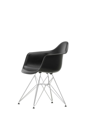 Vitra Eames DAR eetkamerstoel met arm Deep Black verchroomd