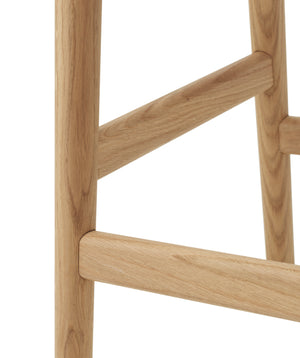 Normann Copenhagen Hyg barkruk H65 Beige gestoffeerd MLF20 eiken