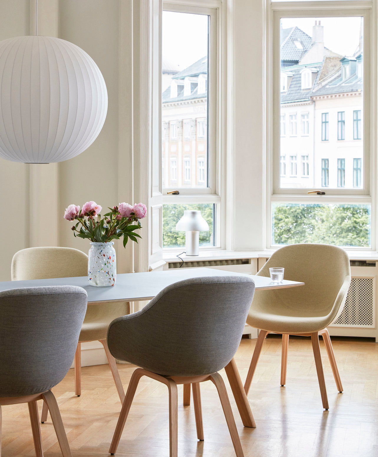 HAY About a Chair AAC 123 walnoot gestoffeerd Atlas 911 beige