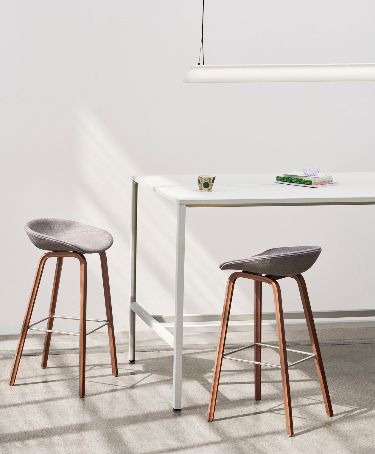 HAY About a Stool AAS 33 barkruk H75 zwart gelakt eiken gestoffeerd Divina Melange 120