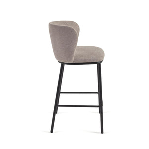 Kave Home Ciselia barkruk H65 chenille Lichtbruin poot zwart