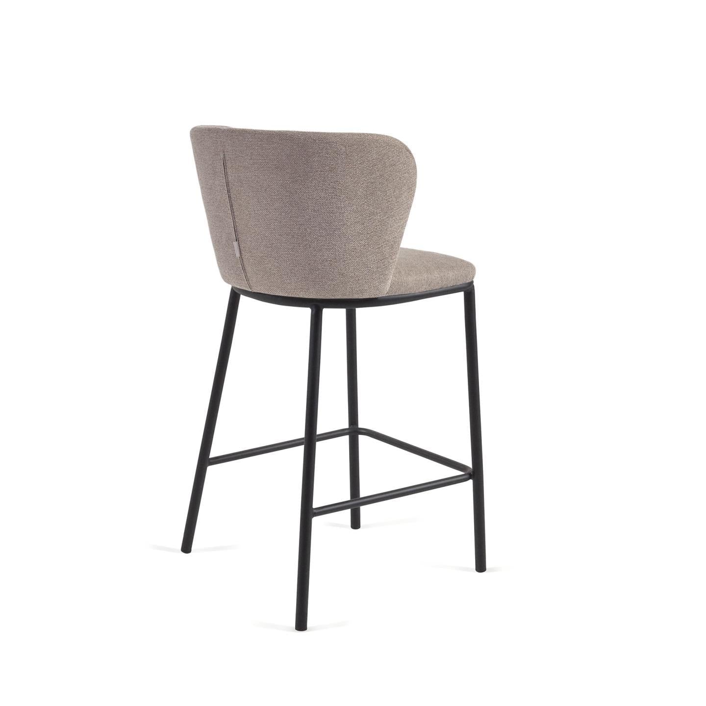 Kave Home Ciselia barkruk H65 chenille Lichtbruin poot zwart