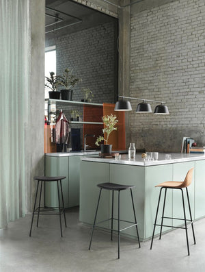 Muuto Fiber barkruk H75 Zwart poot staal