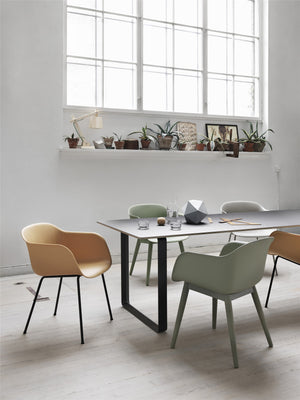 Muuto Fiber eetkamerstoel met armleuning zwart