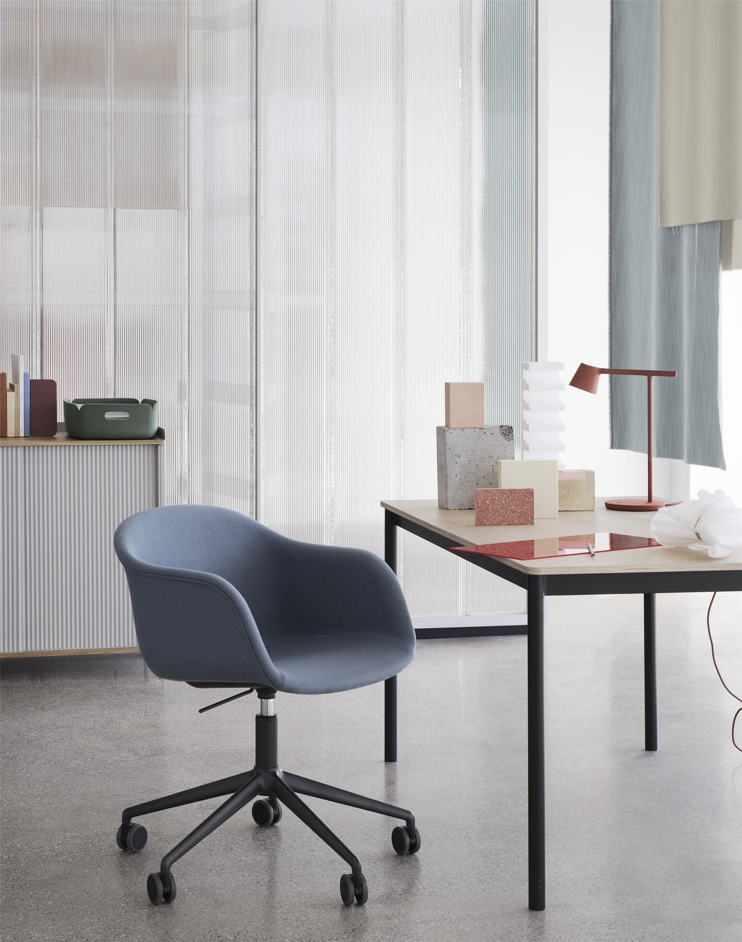 Muuto Fiber bureaustoel met armleuning gestoffeerd black