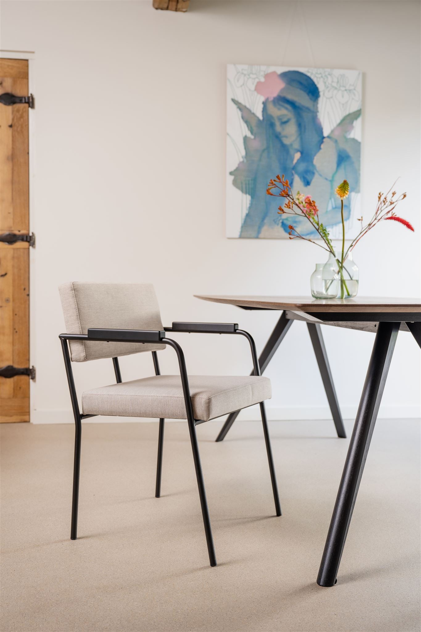 FEST Monday eetkamerstoel met armleuning zwart Soil Natural 01